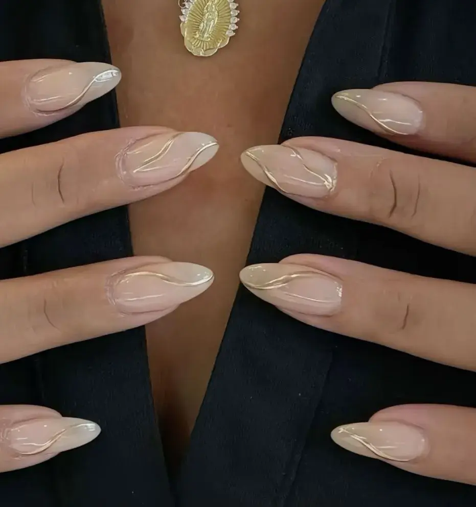 Este diseño es súper fácil de hacer, sólo necesitás un pincel finito y un esmalte dorado
