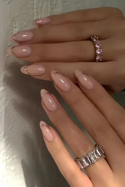 Uñas almendradas elegantes: 7 diseños que podés llevar a la oficina