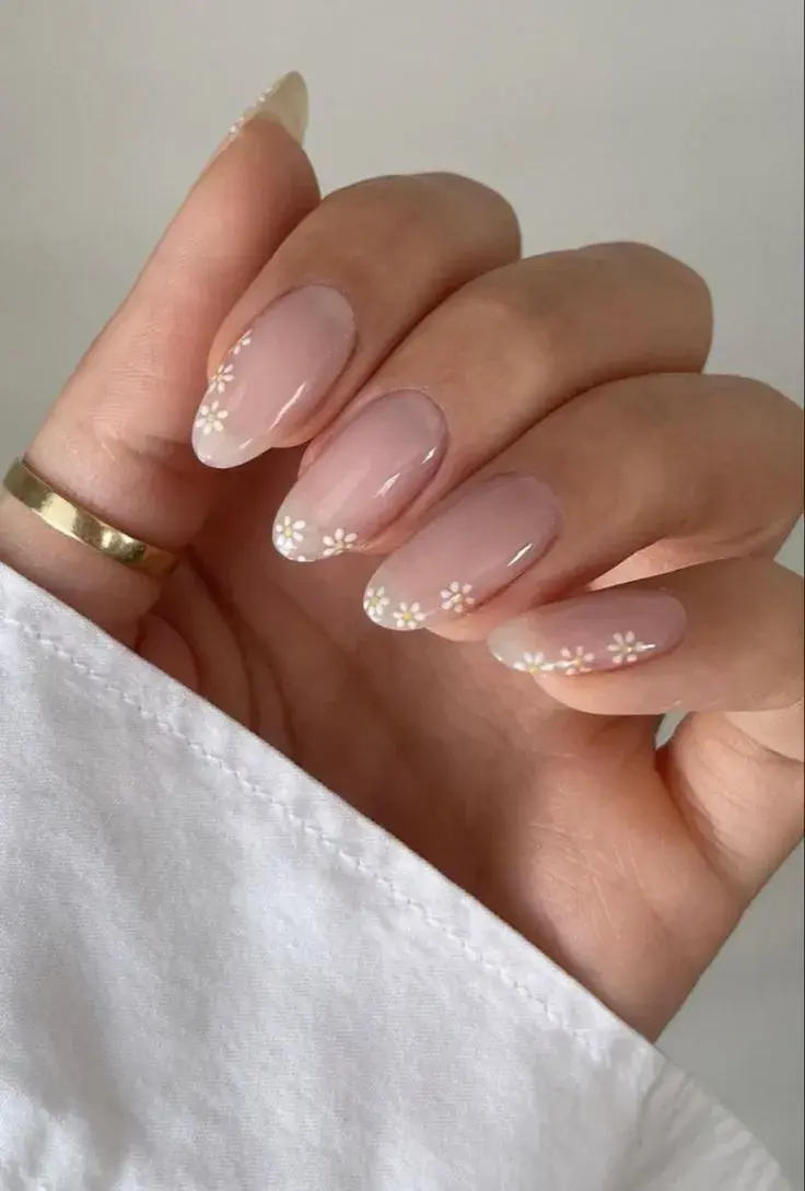 Así son las uñas blancas y delicadas perfectas para este invierno