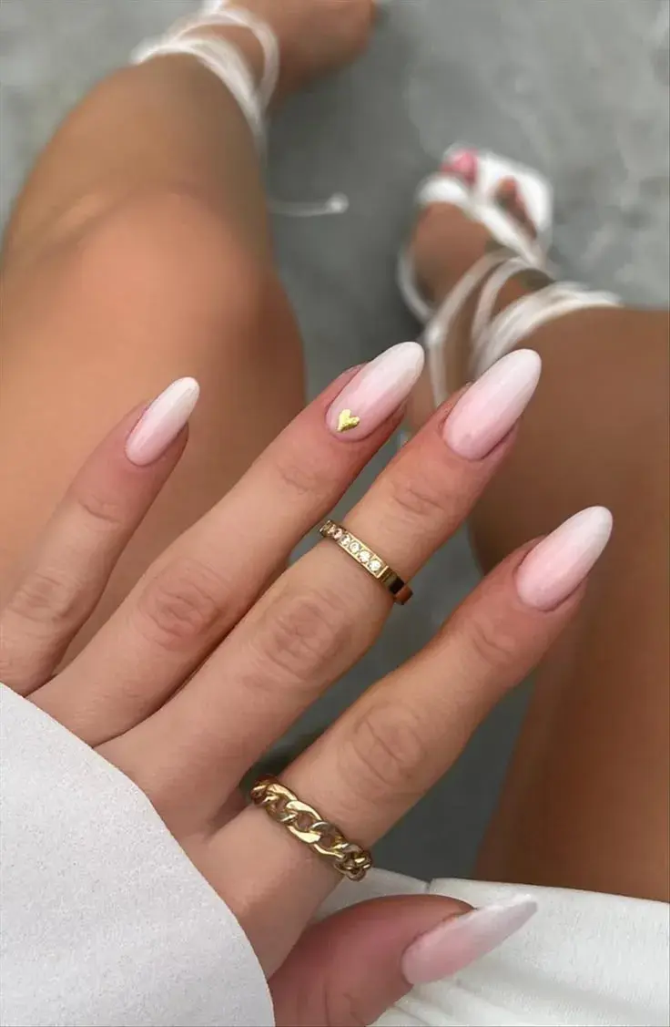Así son las uñas blancas y delicadas perfectas para este invierno