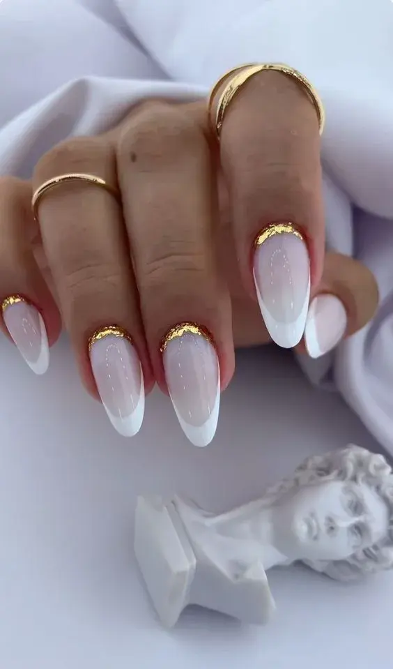 Así son las uñas blancas y delicadas perfectas para este invierno
