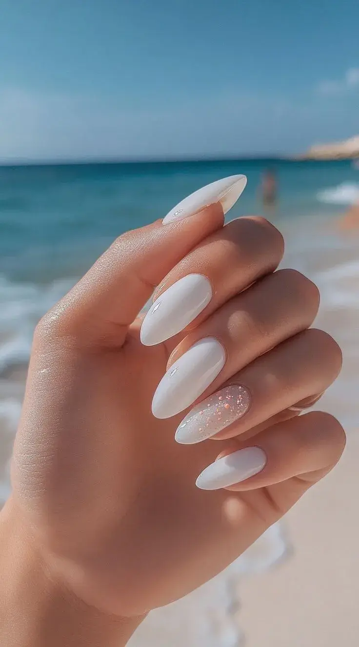 Así son las uñas blancas y delicadas perfectas para este invierno
