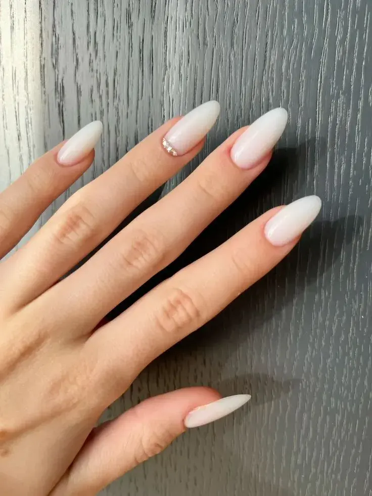 Así son las uñas blancas y delicadas perfectas para este invierno