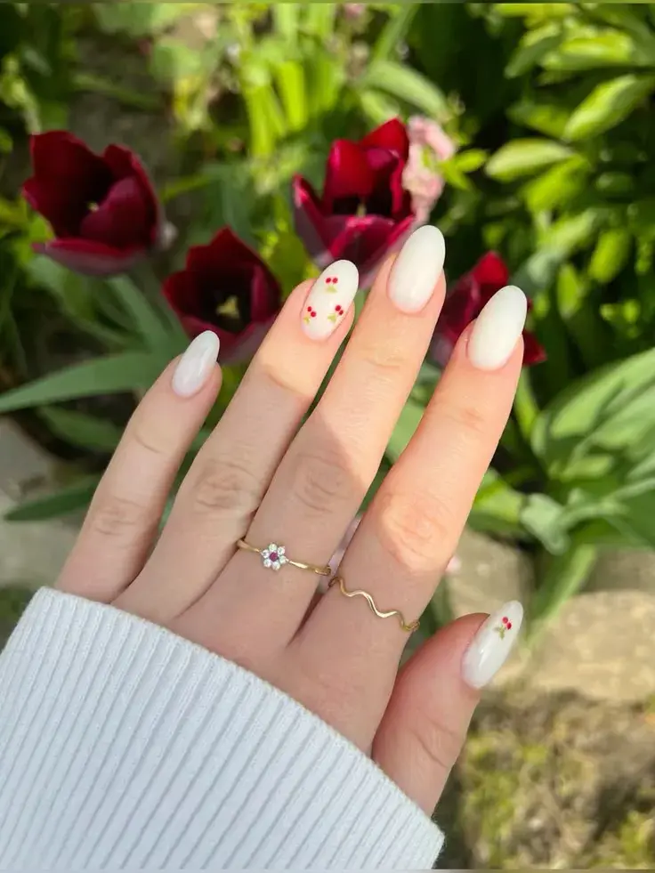 Así son las uñas blancas y delicadas perfectas para este invierno