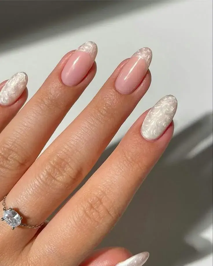 Así son las uñas blancas y delicadas perfectas para este invierno