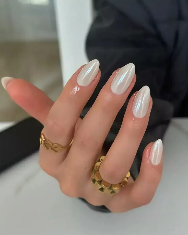 Así son las uñas blancas y delicadas perfectas para este invierno