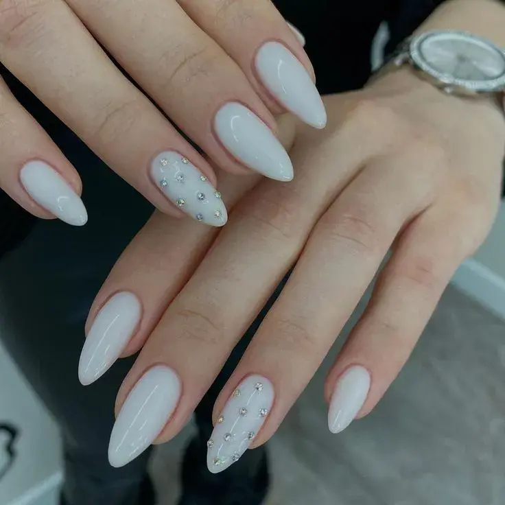 Así son las uñas blancas y delicadas perfectas para este invierno