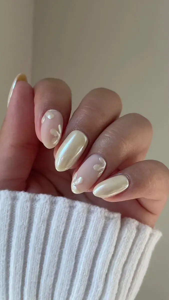 Así son las uñas blancas y delicadas perfectas para este invierno
