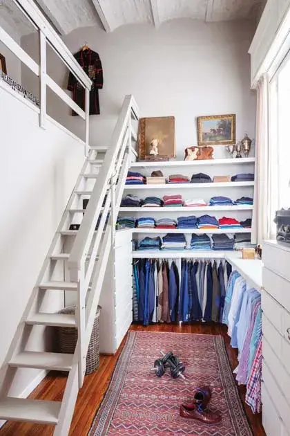 A través de una puerta doble, se accede al vestidor abierto. “Era un dormitorio que incorporamos al principal. Tenía un entrepiso que dejamos como espacio extra de guardado y debajo armamos el baño”.