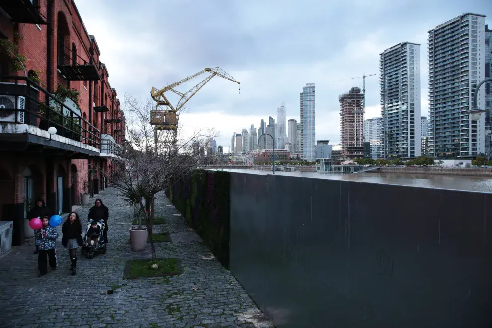 Dique 1 de Puerto Madero, en donde empezaron los primeros pasos para construir la Rueda de Buenos Aires, En el dique,  vallado de seguridad que ya habilitó el GCBA para empezar tareas de infraestructura. 