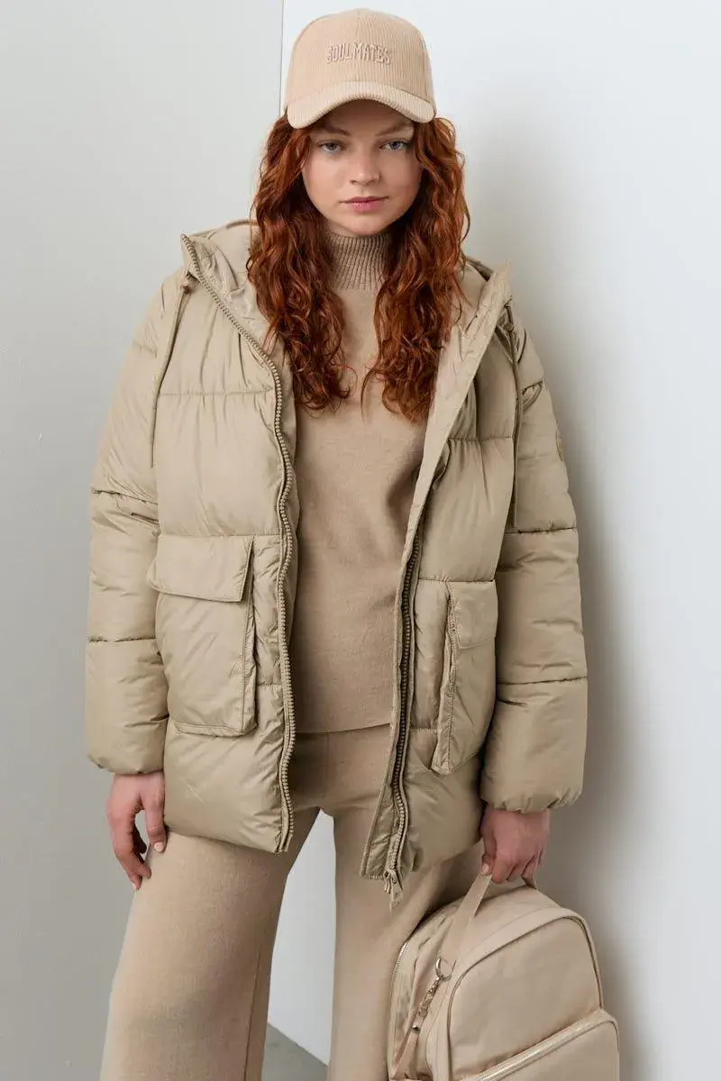 El camel es uno de esos colores que nunca pasan de moda. En versión puffer, se ve moderno pero clásico a la vez. (VER $ 99.900)