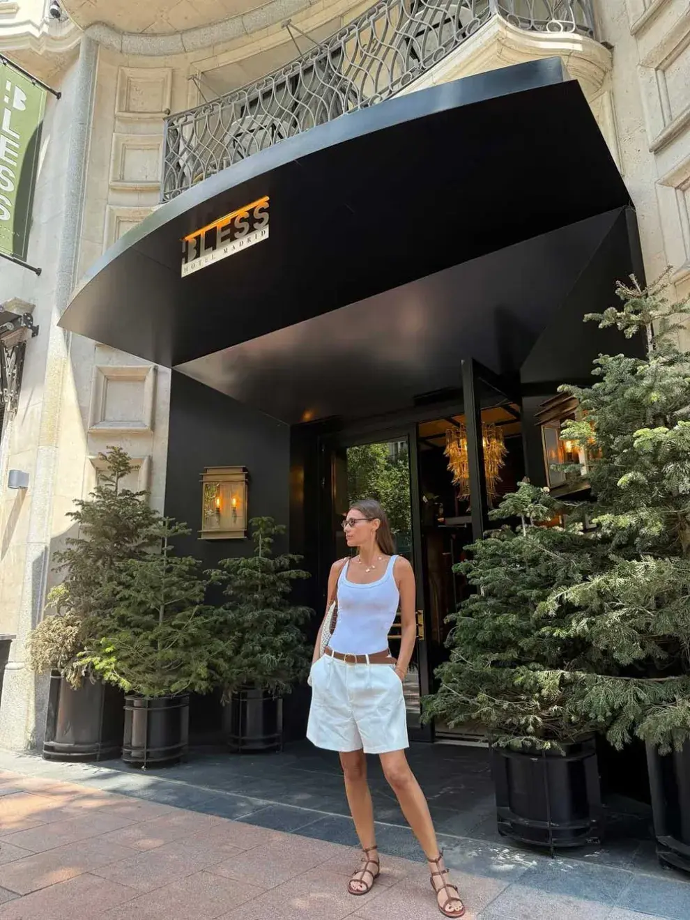 Pampita Ardohain eligió un equipo total white compuesto por una musculosa y bermuda