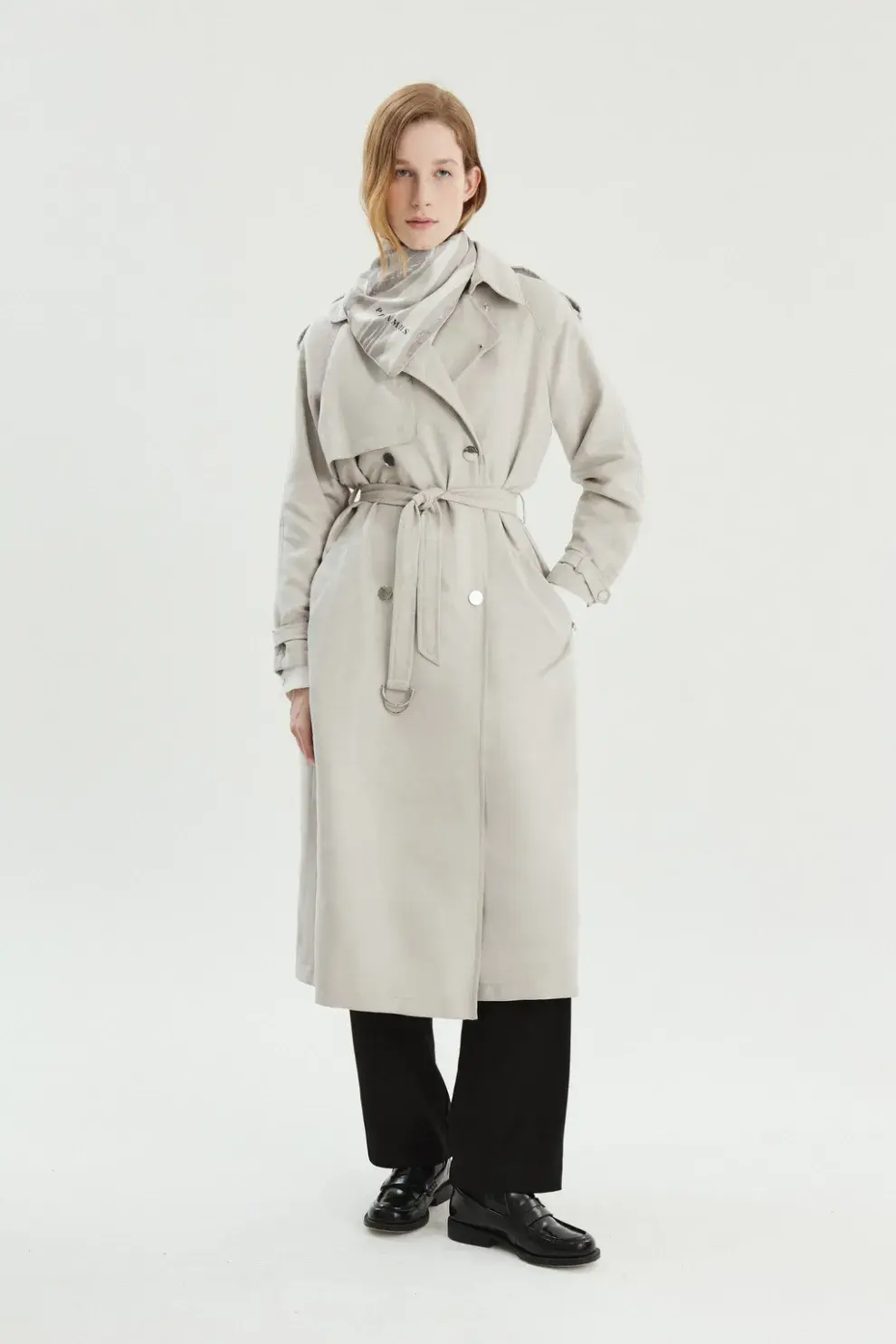 Un trench perfecto para sumar a cualquier look. Primavera, otoño e invierno, tenerlo en el armario te va a salvar cualquier día de lluvia (PERRAMUS $288.000,00)