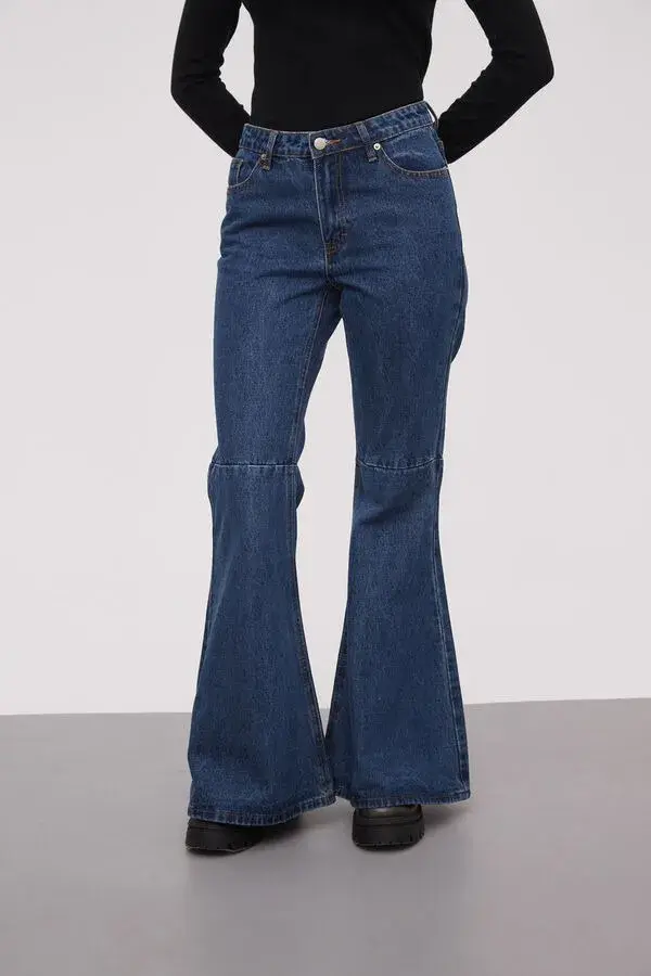 Los jeans acampanados volvieron con todo (INDIAN 19.900,00)