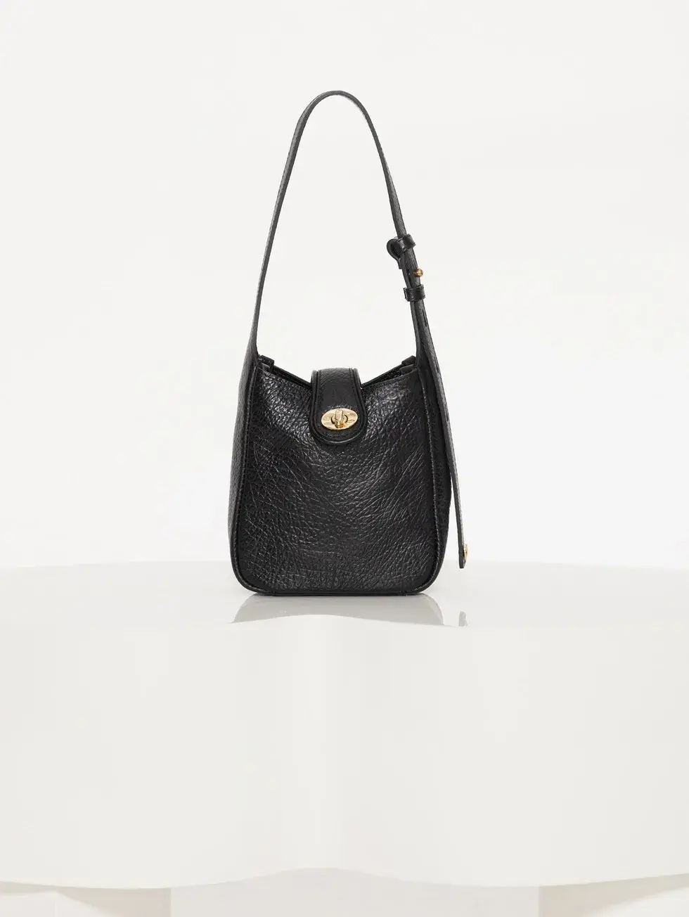 Básica, clásica y elegante. Una cartera de cuero para usar sin parar (JAZMIN CHEBAR $232.000)