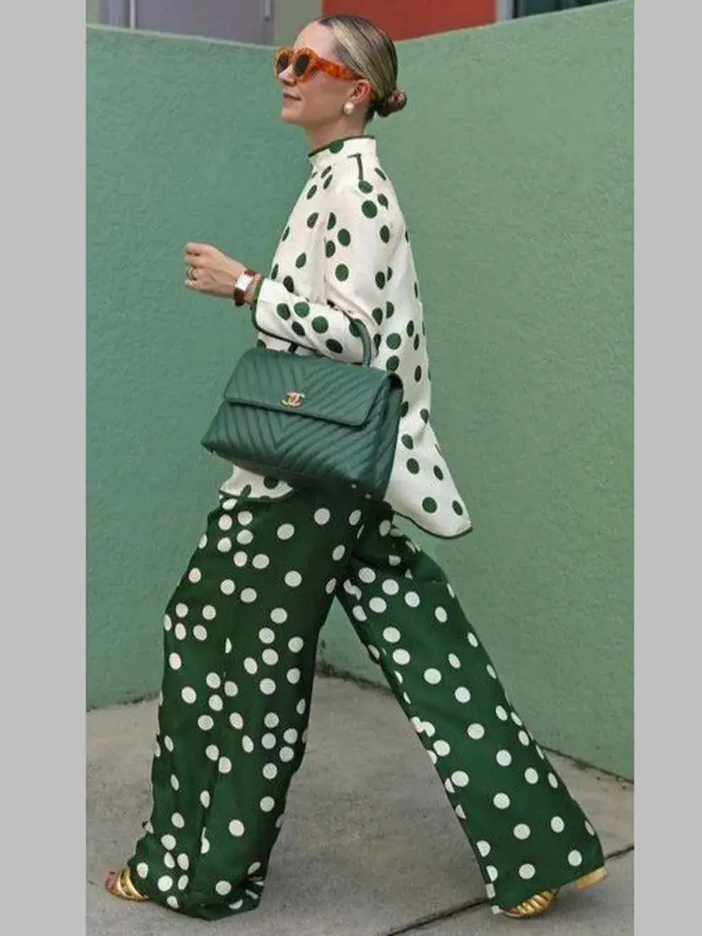 Este verano, los polka dots regresan para quedarse —pero con alma nueva. Son dulces, sofisticados, versátiles, y reinventados con cortes modernos y paletas que van del blanco y negro a tonos más atrevidos. Desde tu falda de brunch hasta tu bikini de fin de semana, en editoriales internacionales o en la pasarela diaria de Instagram, este estampado se adueña de las miradas con encanto eterno y energía festiva.