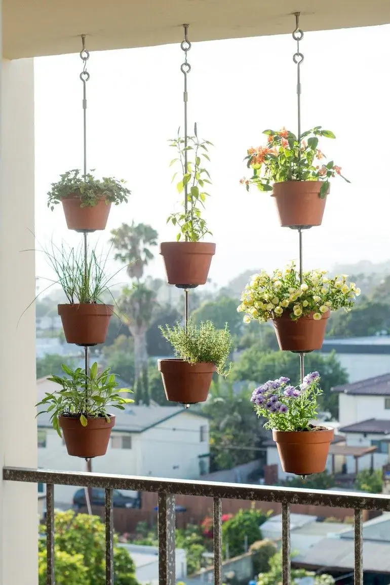 Ideas baratas y fáciles de hacer para darle estilo a los balcones chicos.