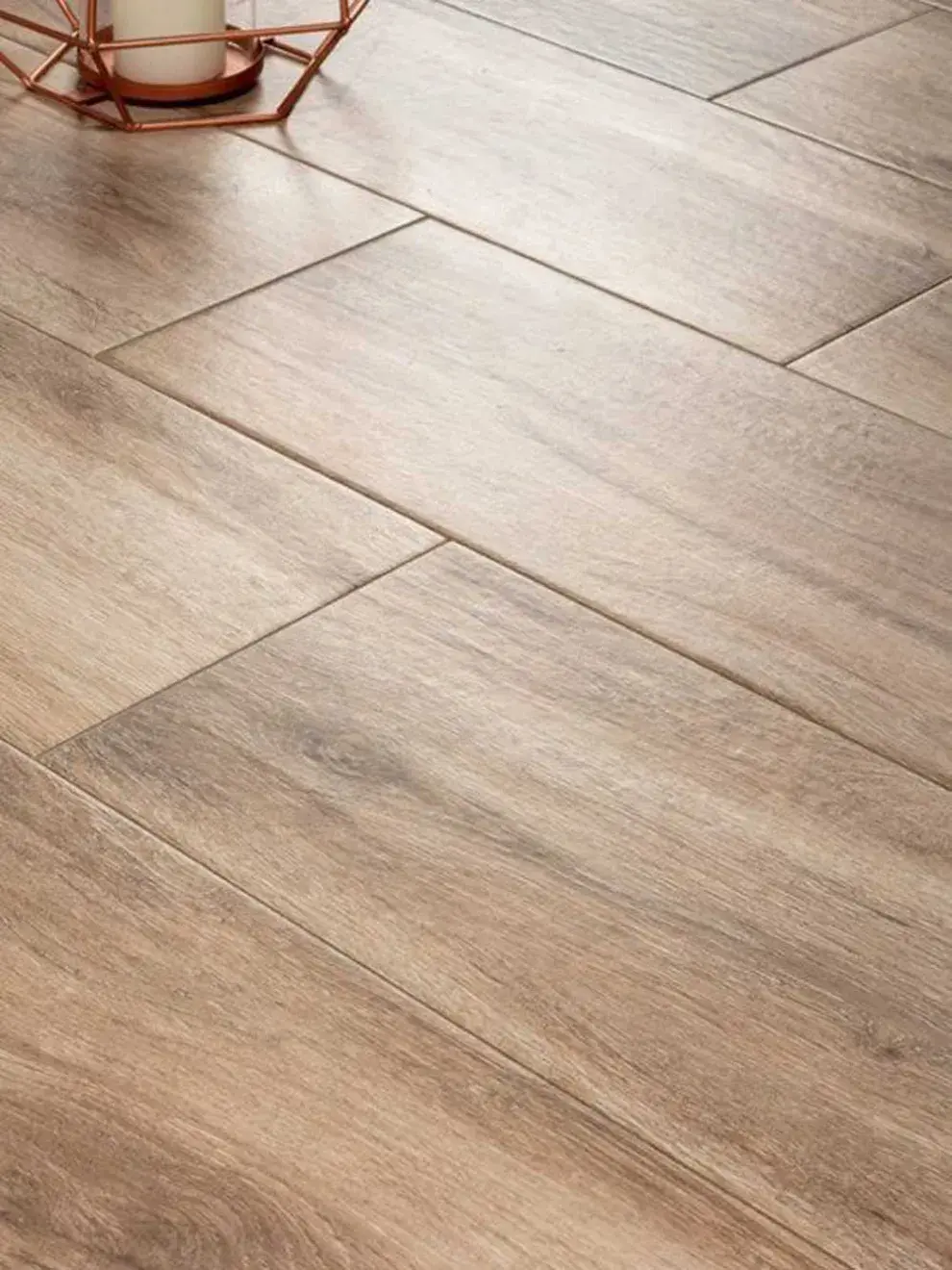 La cerámica es más fácil de cortar y colocar, mientras que el porcelanato requiere herramientas específicas (como discos de diamante) y un pegamento distinto.