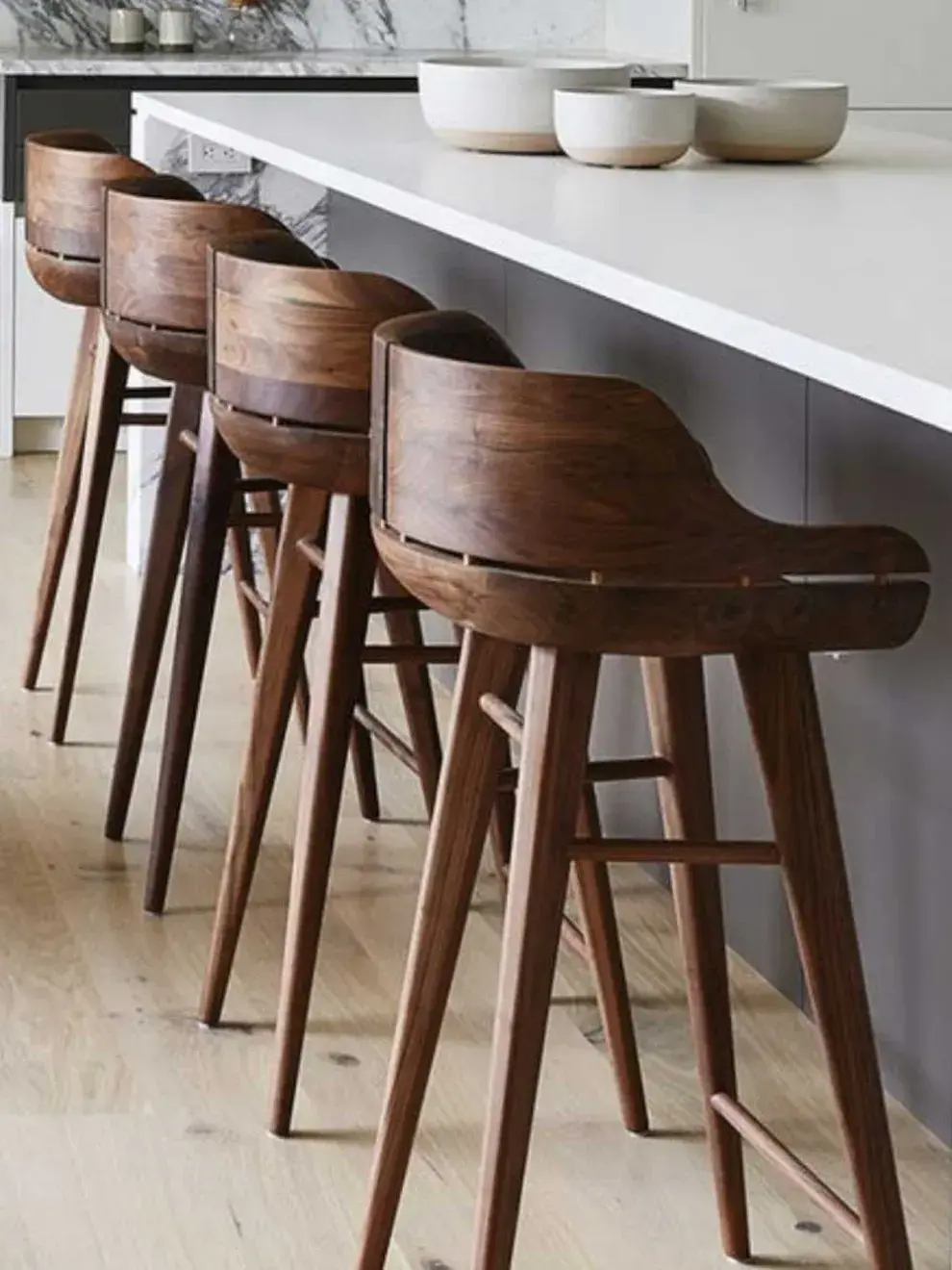 Banqueta de madera con un leve respaldo