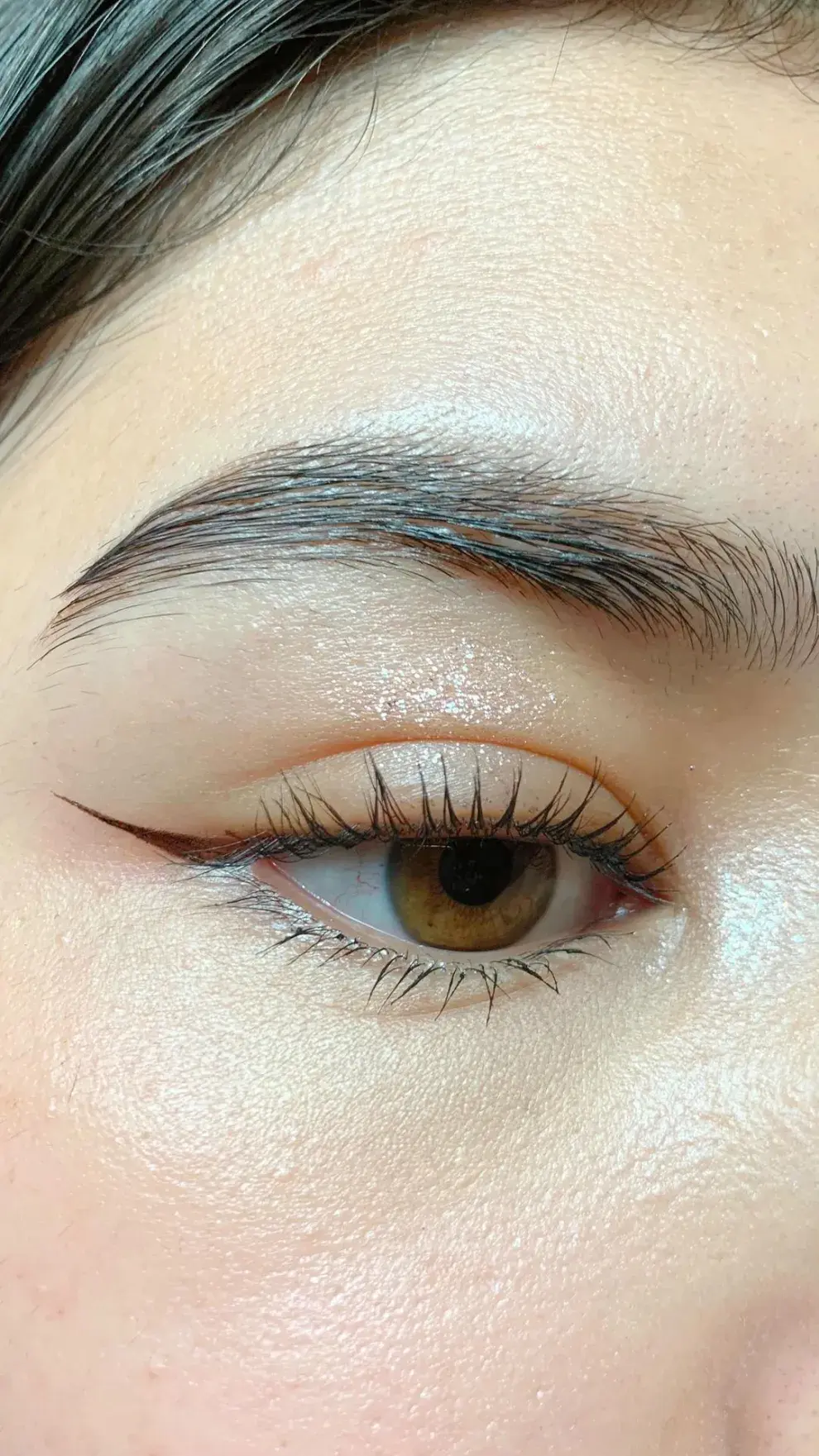 los ojos grandes o almendrados pueden jugar con un trazo más definido