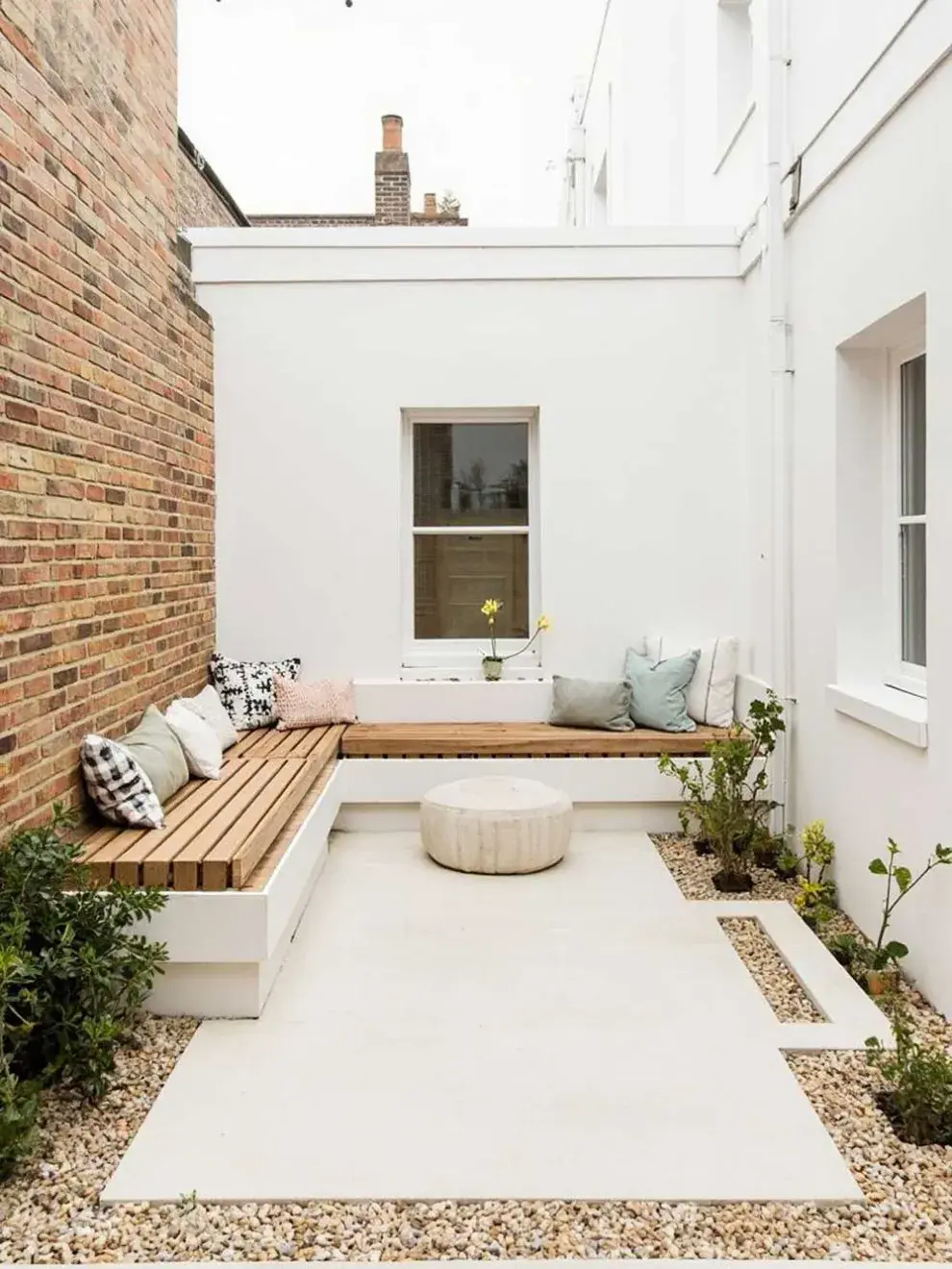 Si tu patio está muy cerca del de tus vecinos, generá una separación natural con macetas y jardineras llenas de plantas trepadoras: además de funcionar como una pared verde, aportan frescura, flores y hasta aromas deliciosos