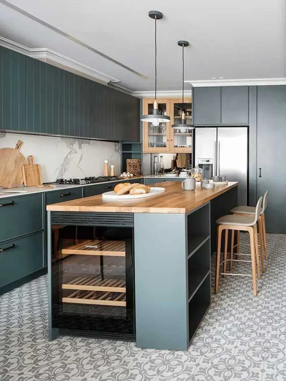 Cocinas protagonistas en colores oscuros y sin muebles de paredes