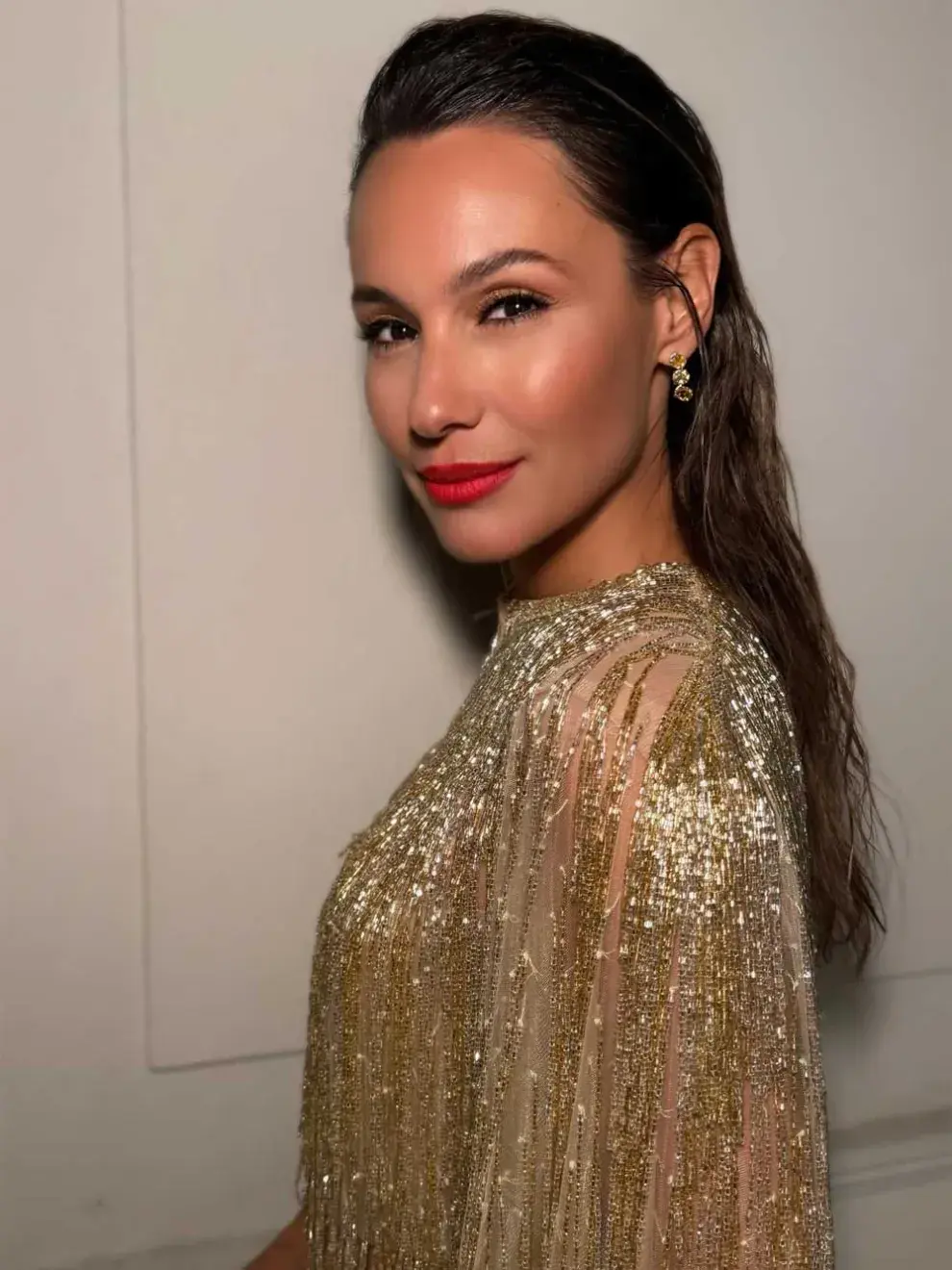 Pampita Ardohain con un diseño dorado con brillos