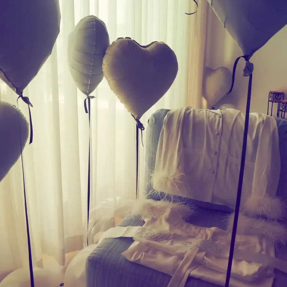 Algunos de los detalles de su despedida. El pijama elegido era blanco con plumas