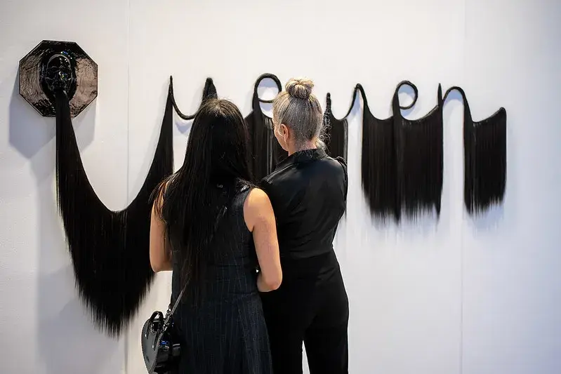 La artista mapuche trans presenta en W Galería la obra “YEWEN”, de cerámica esmaltada, con pelo sintético cocido a cuerda.