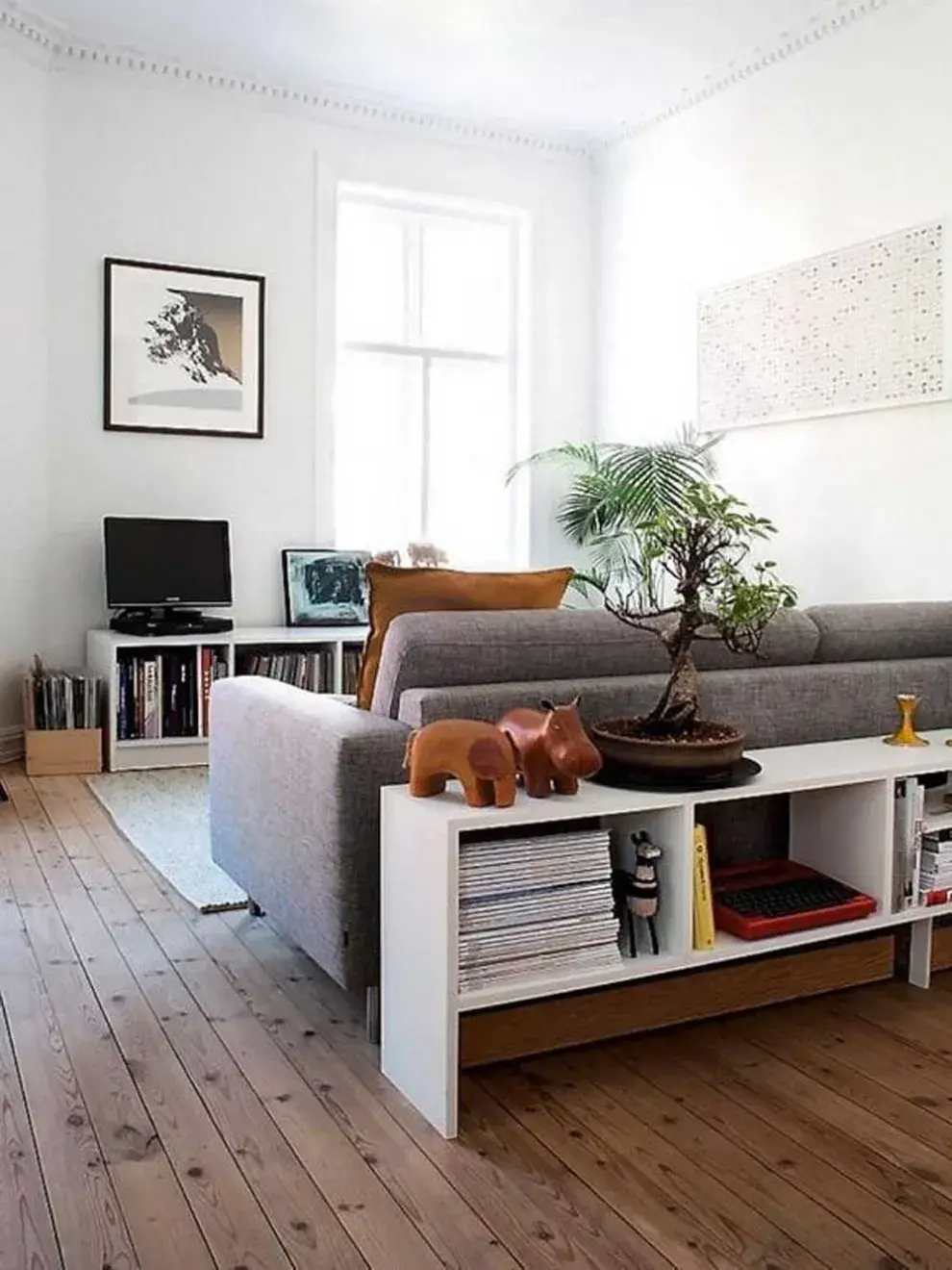 Un sofá de respaldo bajo puede funcionar como un divisor natural entre la cocina y el living, especialmente si se usa una alfombra para realzar el efecto.Un sofá de respaldo bajo puede funcionar como un divisor natural entre la cocina y el living, especialmente si se usa una alfombra para realzar el efecto.
