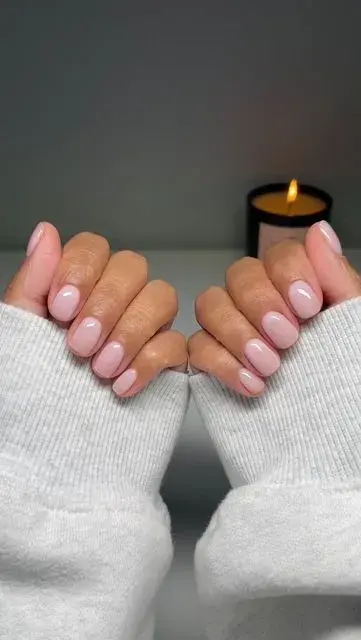 Esmalte rosa perfecto para uñas cortas