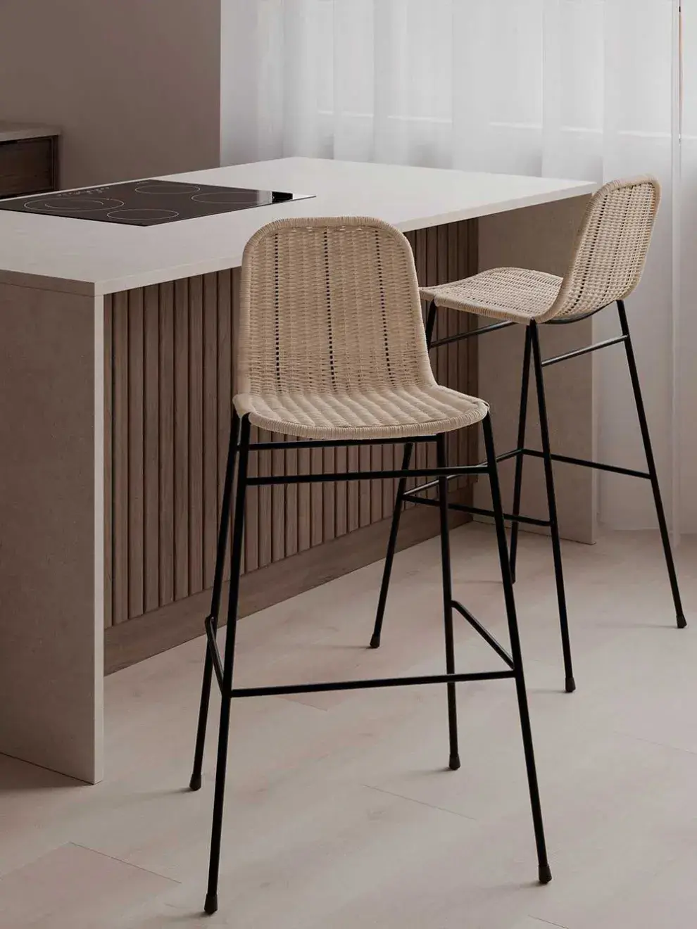 Banquetas de raffia para un estilo más relajado