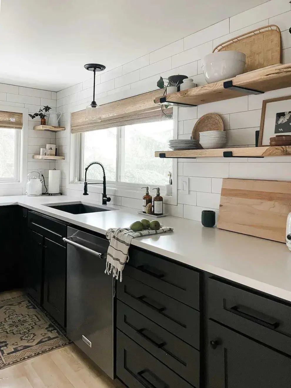Otra opción de cocina sin mueble de guardado y con grandes ventanales