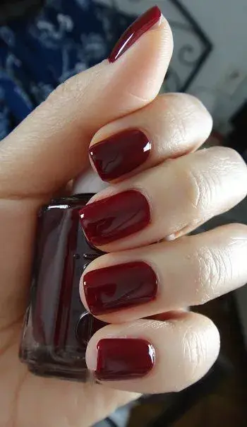 Uñas borgoña, el color de la temporada