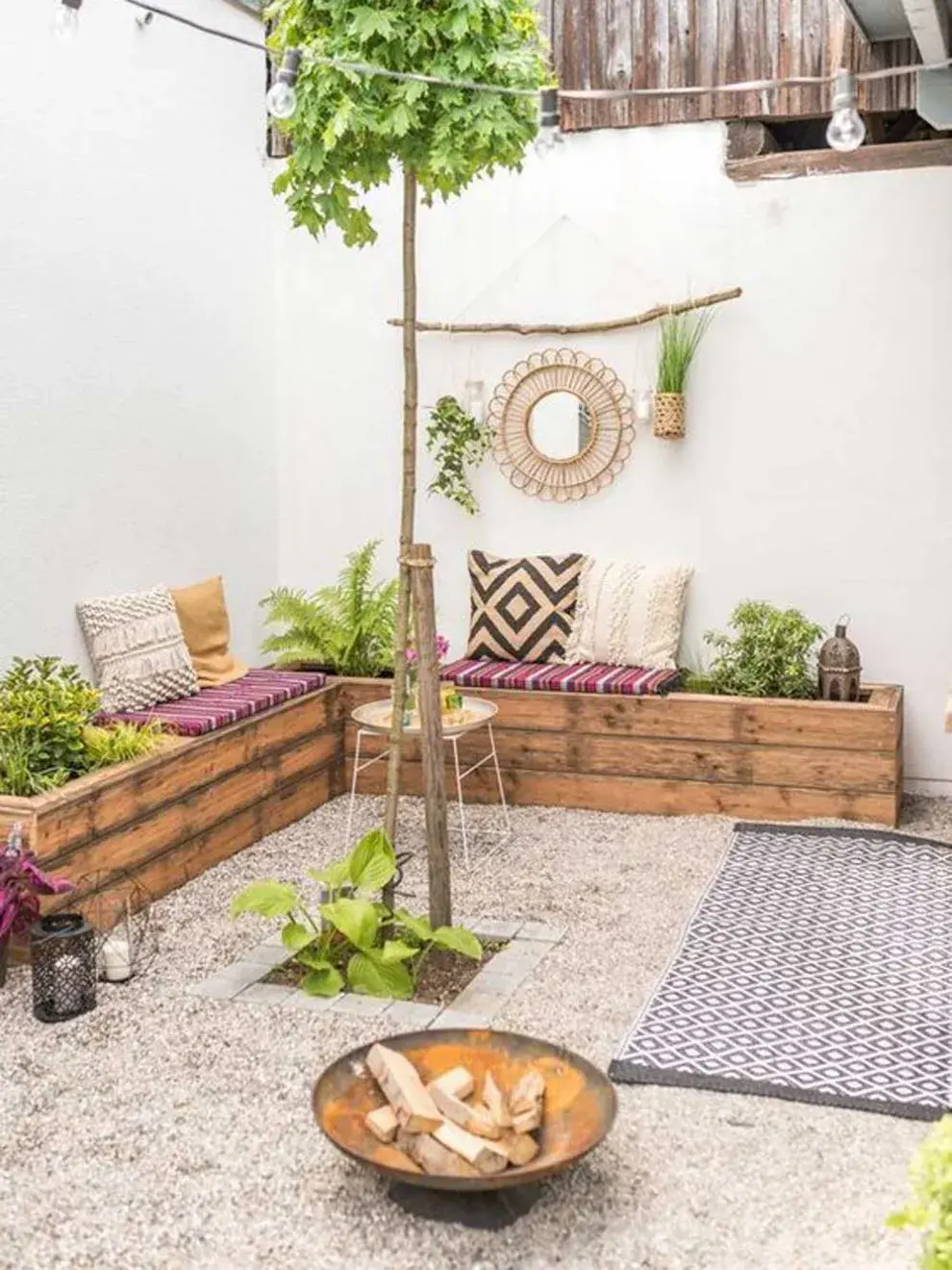 Los muebles plegables, modulares o multifunción son aliados infalibles: un banco con espacio de guardado, una mesa que se pliega o un futón que se convierte en cama ayudan a ganar comodidad sin perder metros.