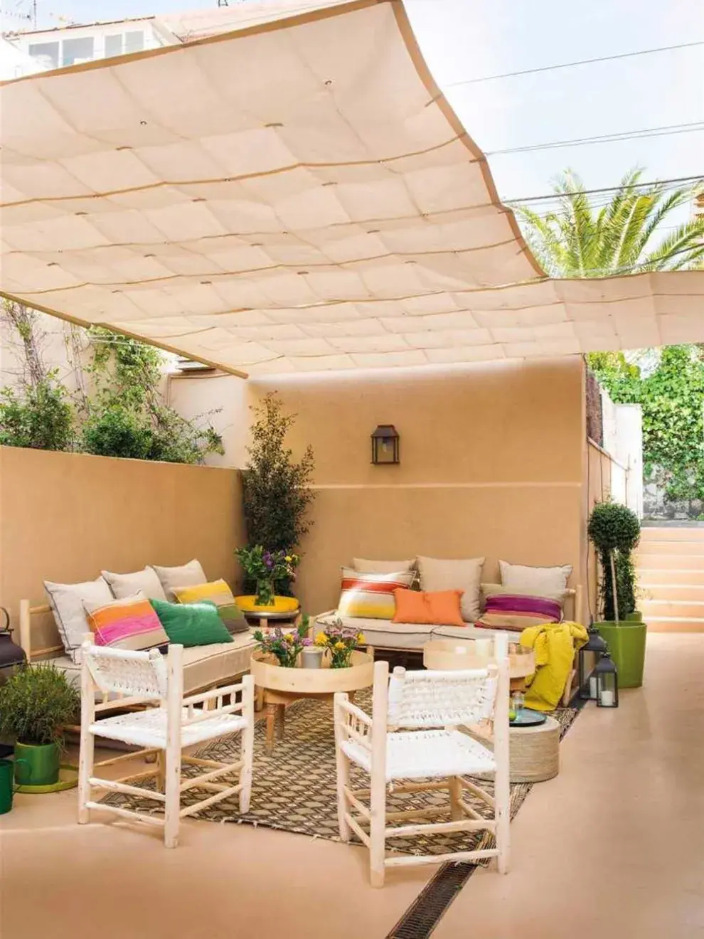 La sombra es un elemento clave a la hora de diseñar tu patio. Podés lograrla con una pérgola que aporte estructura y estilo, o bien con soluciones más simples y accesibles como un toldo retráctil o una sombrilla grande, perfectas para crear rincones frescos sin gastar de más.