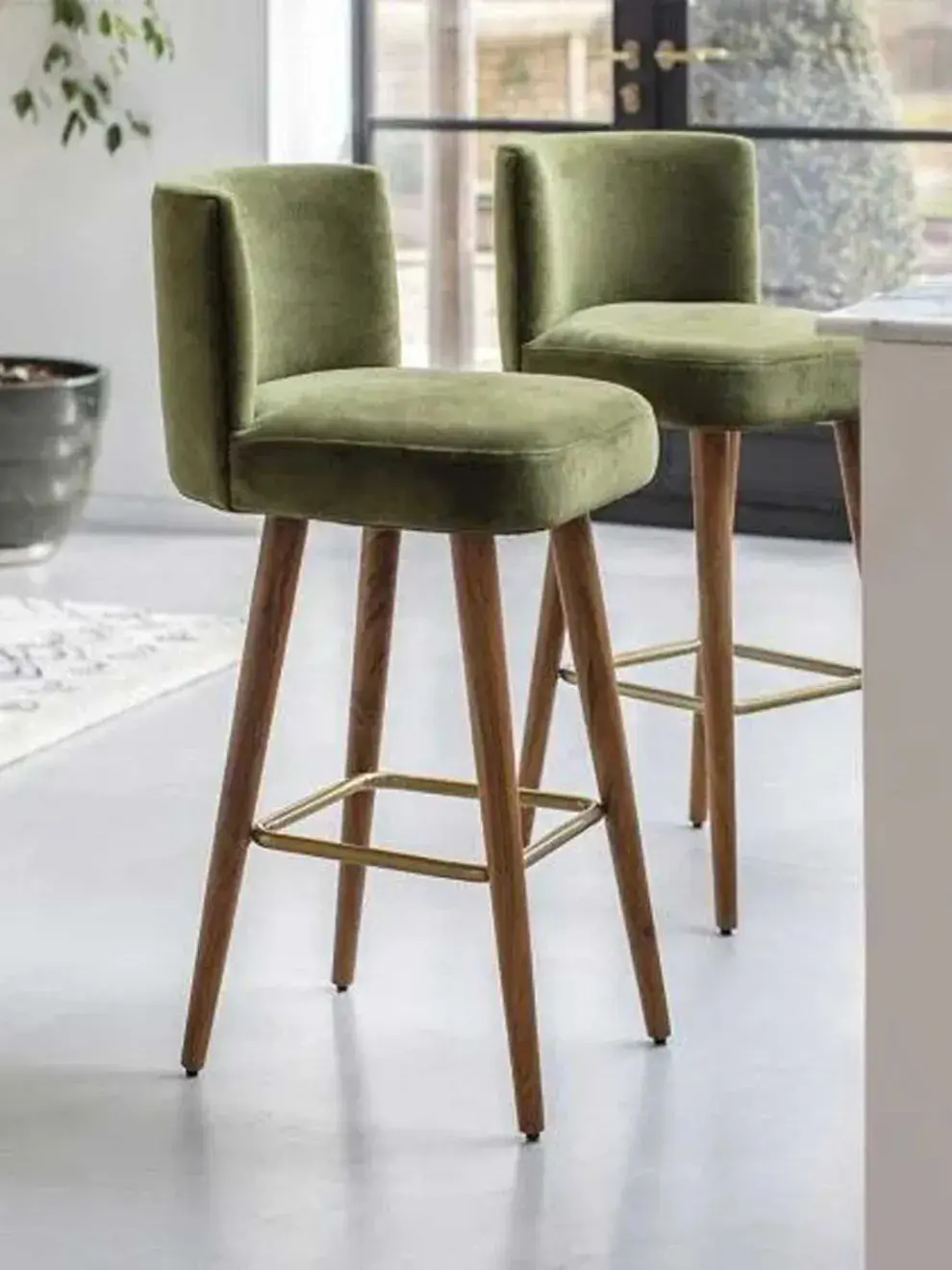 En pana y en color verde, suma estilo y elegancia al espacio