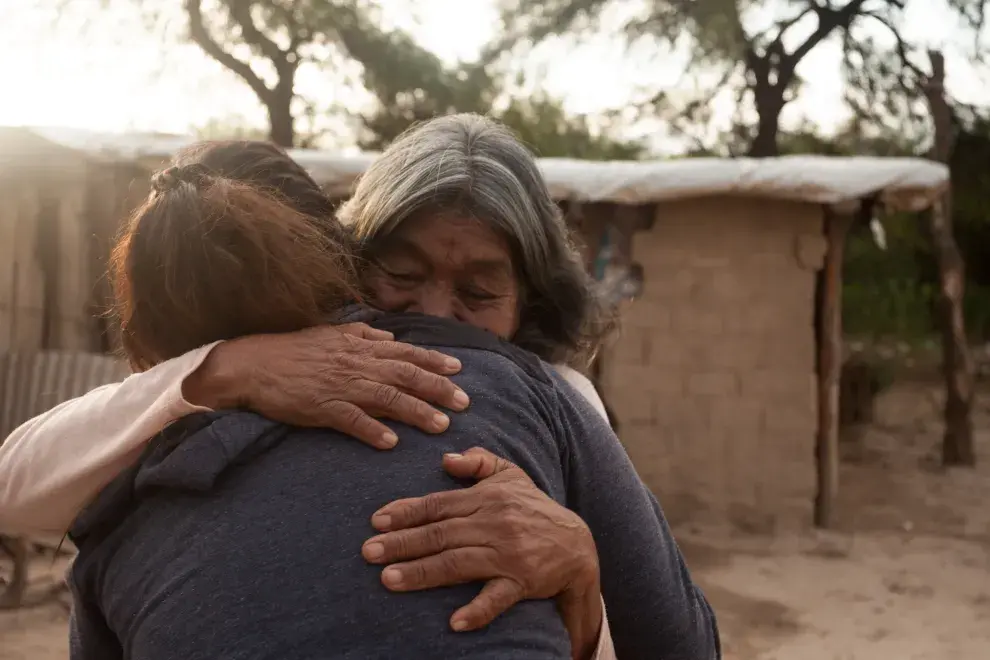 Sol Ortiz con una mujer de una comunidad originaria en Salta.