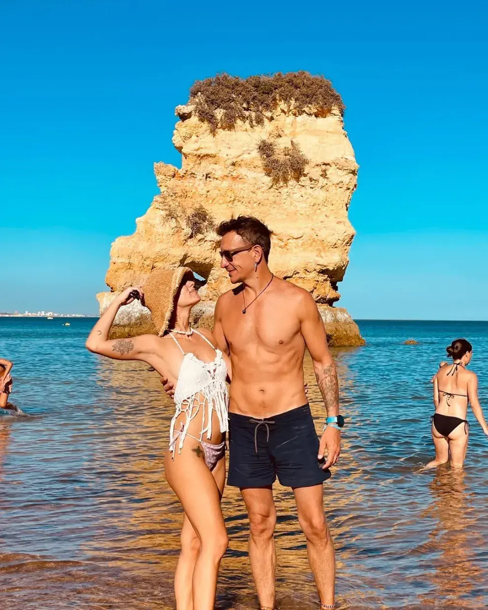 Gimena Accardi y Nico Vázquez, felices durante unas vacaciones.