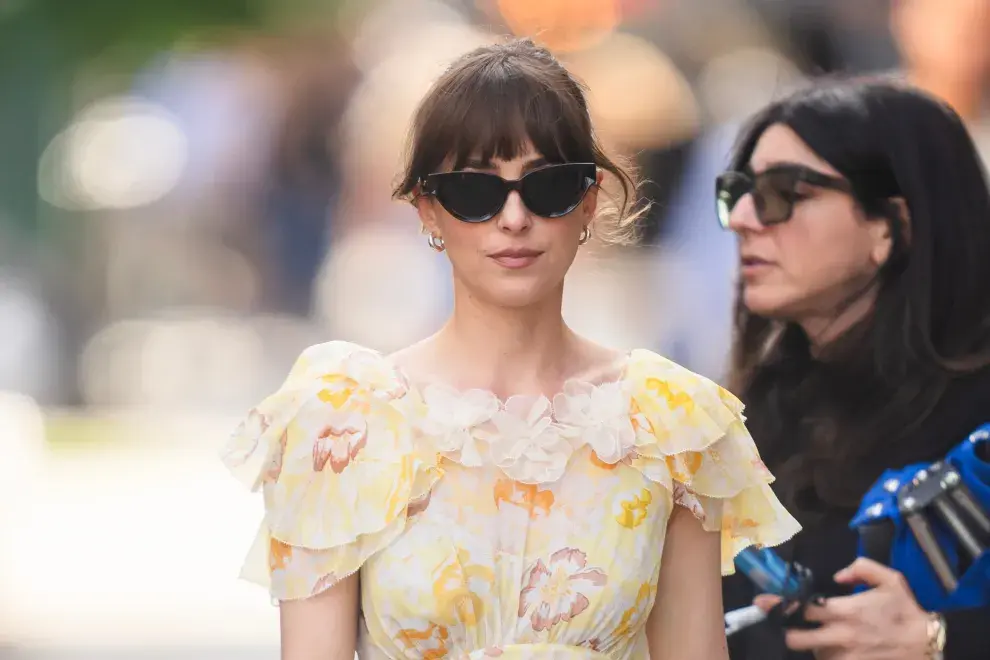 Así es el vestido de flores con zapatillas que Dakota Johnson usa en el final de Amores Materialistas