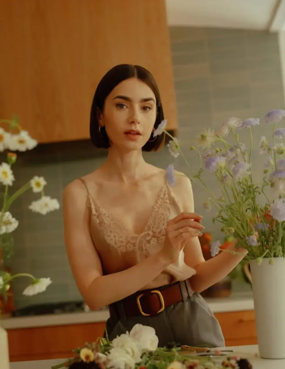 Artesanal, romántica y atemporal: la casa que Lily Collins puso a la venta