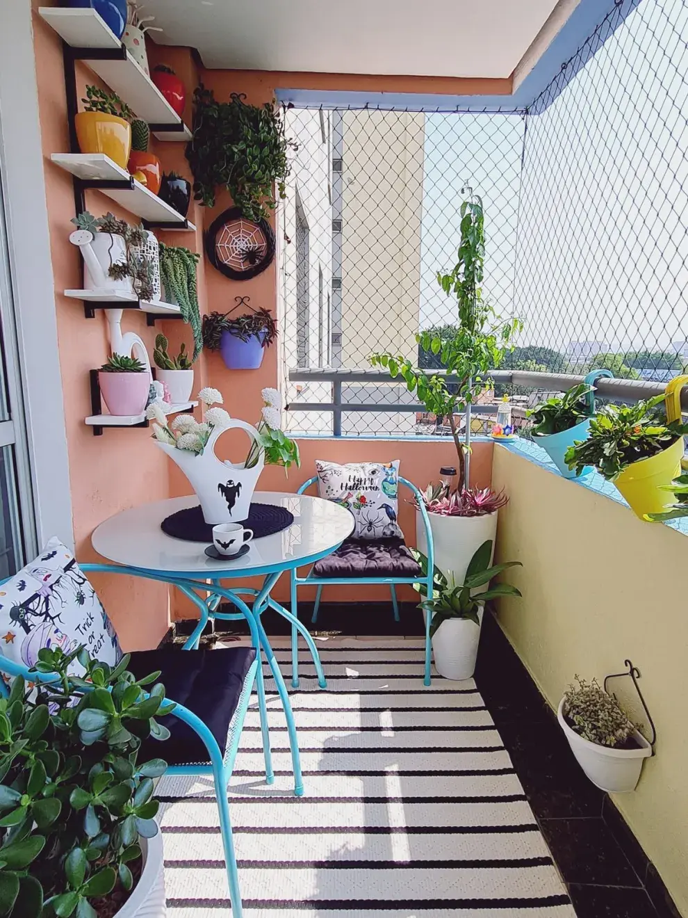 Ideas baratas y fáciles de hacer para darle estilo a los balcones chicos.