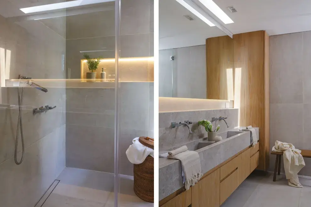 Paredes y piso revestidos en porcelanto ‘Matières Sable’ (SBG). Vanitory suspendido y torres con lugar de guardado en roble emblanquecido (Andy Forn Casa). Mesada en mármol ‘Tundra Beige’ (De Stefano).