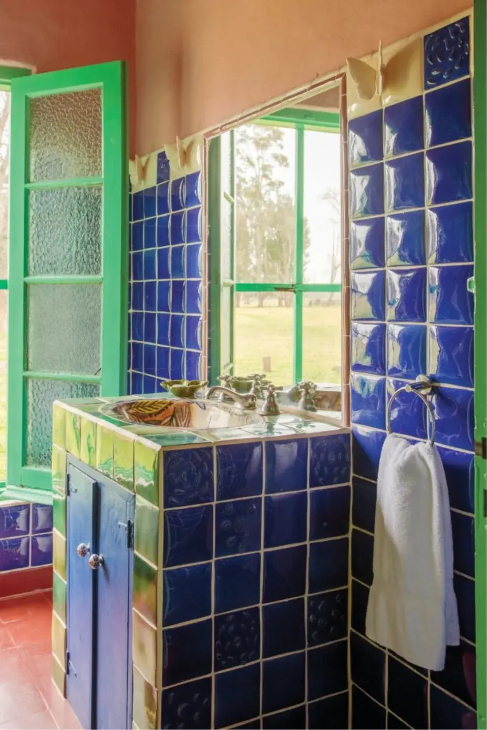  En el baño, azulejos color azul cobalto hechos por la dueña de casa.