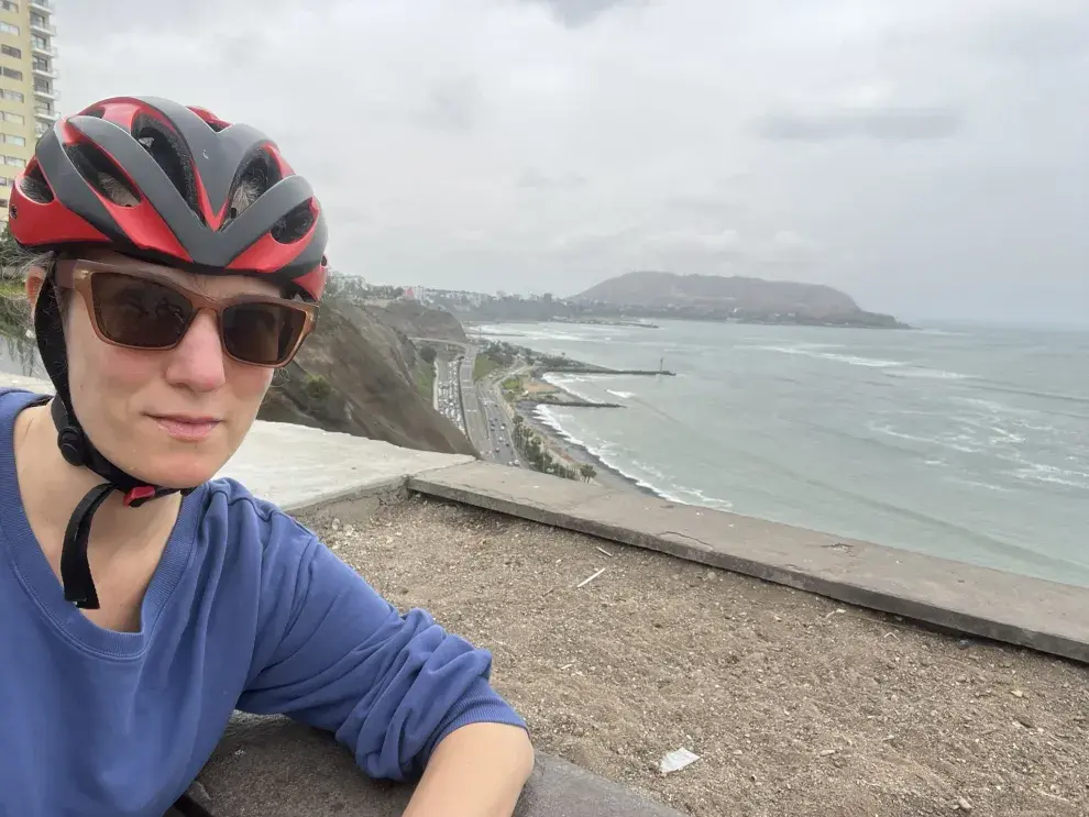El mar en Lima es plomizo e intenso. Es la única capital latinoamericana que cuenta con costa marina.