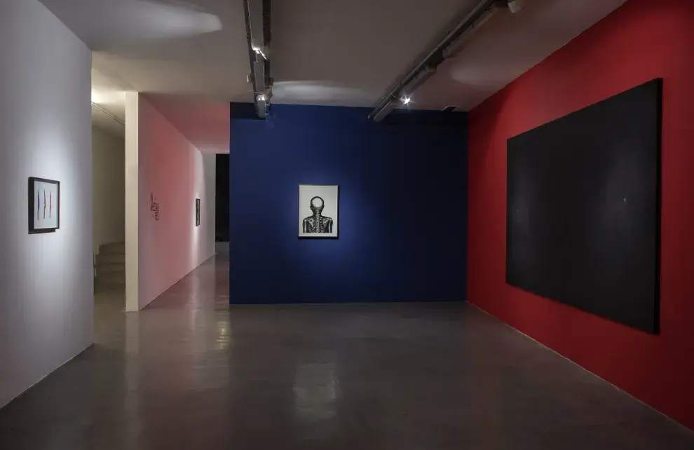 Todo transcurre en blanco y negro mayormente, cuando irrumpen los colores son rojo y azul: la identificación de los polos en electricidad.