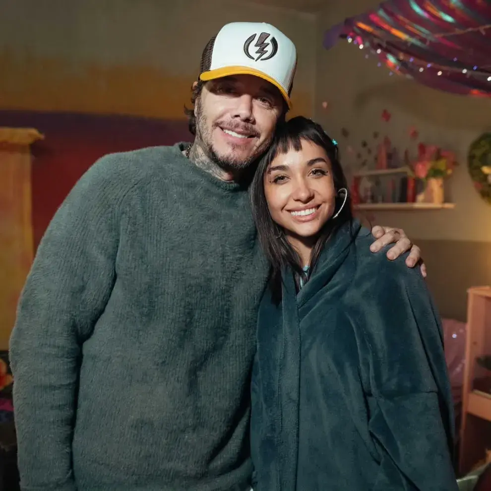 Sebastián Ortega, creador de la serie, y María Becerra, en el set de En el barro.