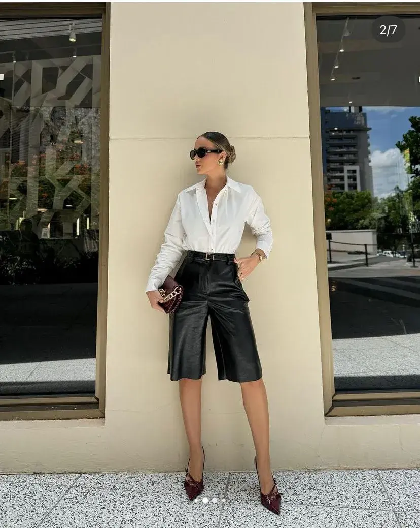 Si querés un look más formal podés usar una camisa blanca. 