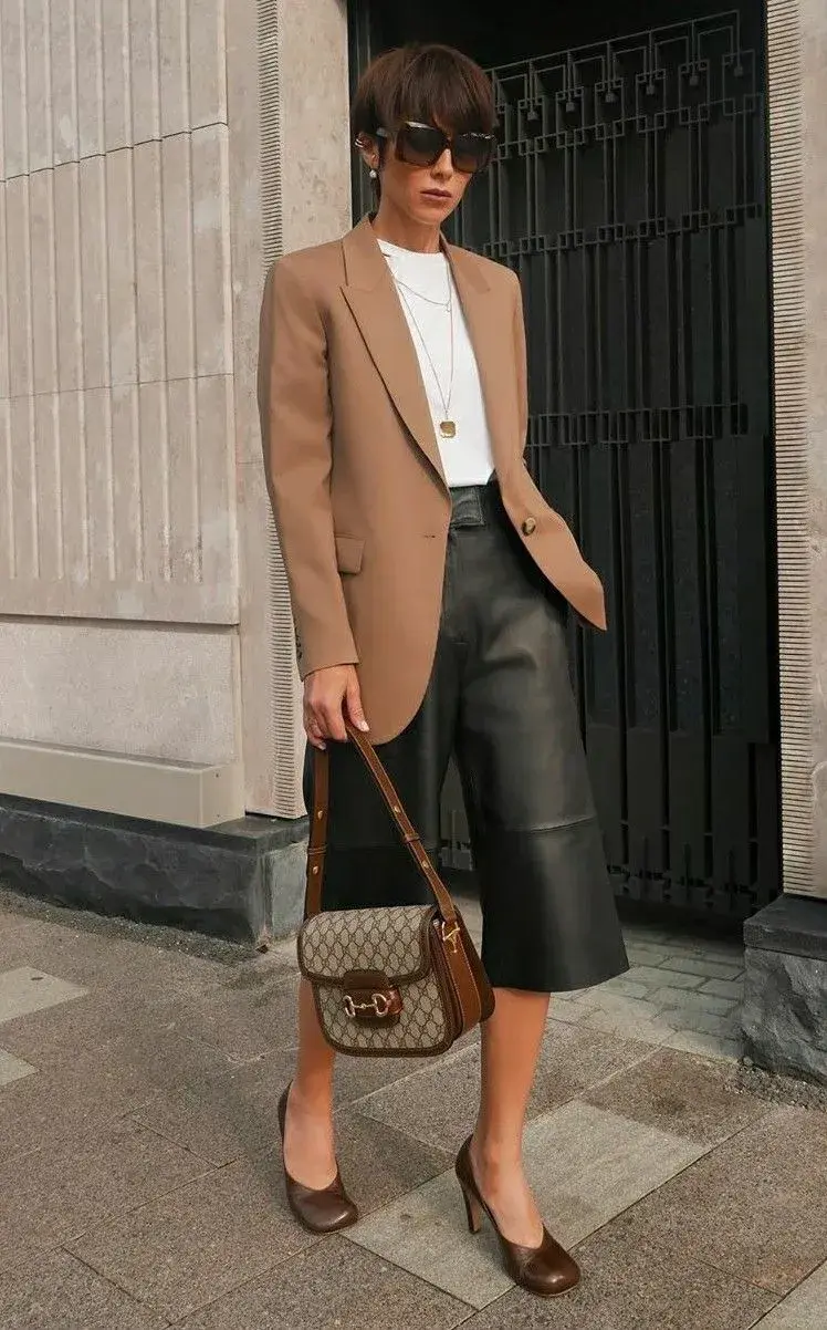 Con un blazer y una remera básica es un look perfecto para la oficina. 