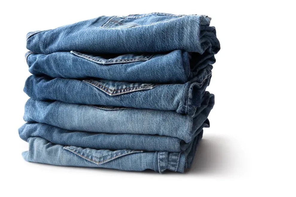 El motivo que pocos saben: para qué sirven los botones metálicos en los jeans
